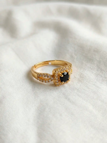 Noche Suave – Anillo dorado con piedra negra