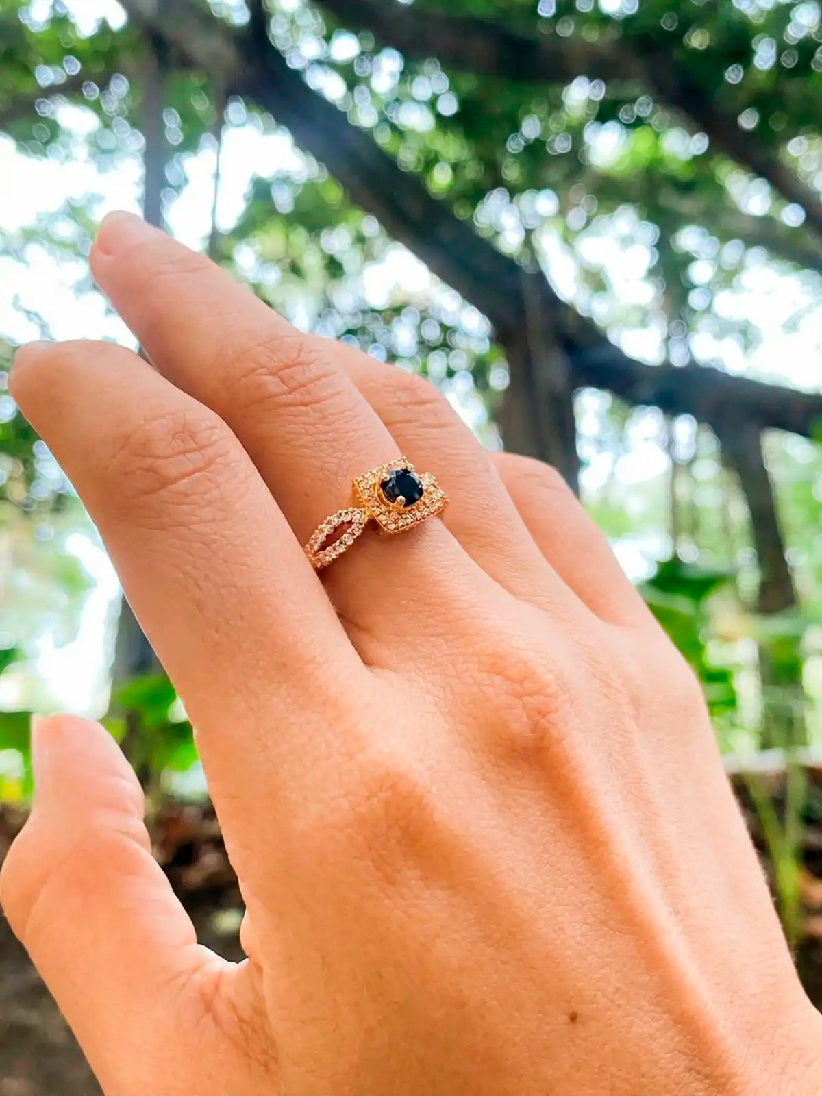 Noche Suave – Anillo dorado con piedra negra