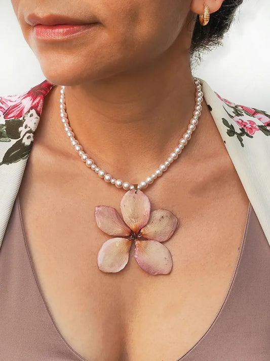 Equilibrio Floral – Collar de perlas con flor natural