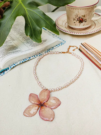 Equilibrio Floral – Collar de perlas con flor natural