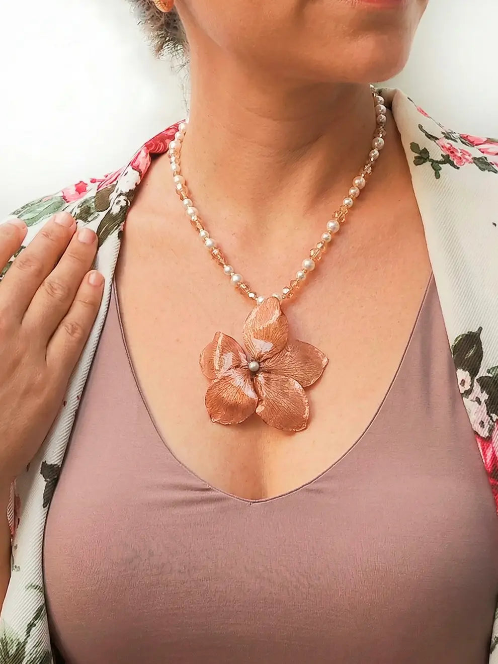 Equilibrio Floral – Collar de perlas con flor natural