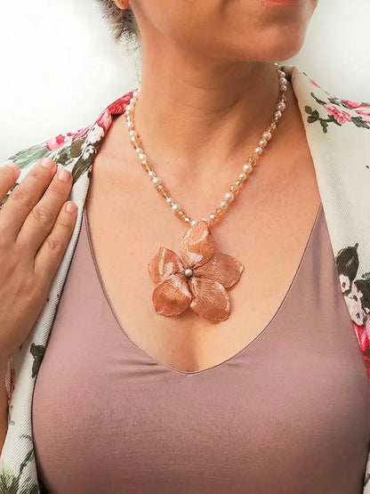 Equilibrio Floral – Collar de perlas con flor natural