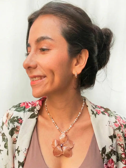 Equilibrio Floral – Collar de perlas con flor natural