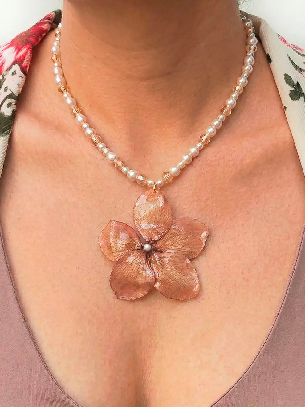 Equilibrio Floral – Collar de perlas con flor natural
