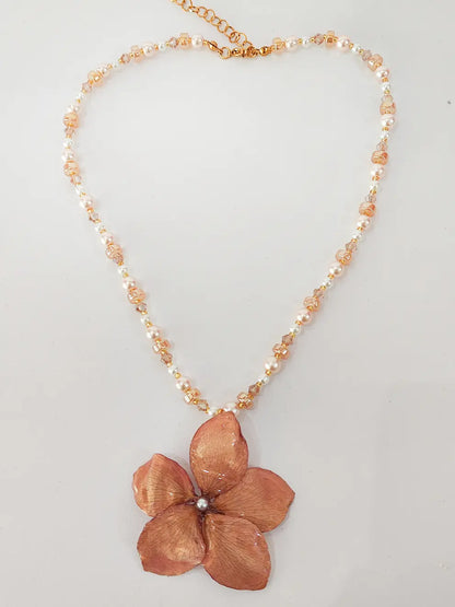 Equilibrio Floral – Collar de perlas con flor natural