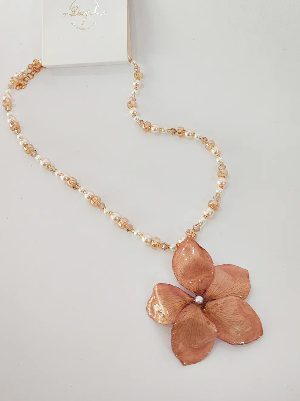 Equilibrio Floral – Collar de perlas con flor natural