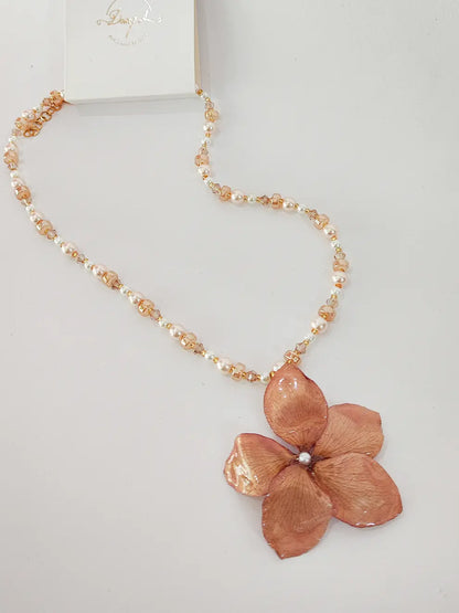 Equilibrio Floral – Collar de perlas con flor natural