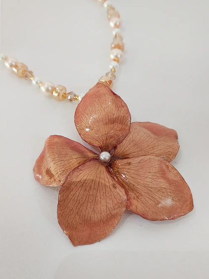 Equilibrio Floral – Collar de perlas con flor natural