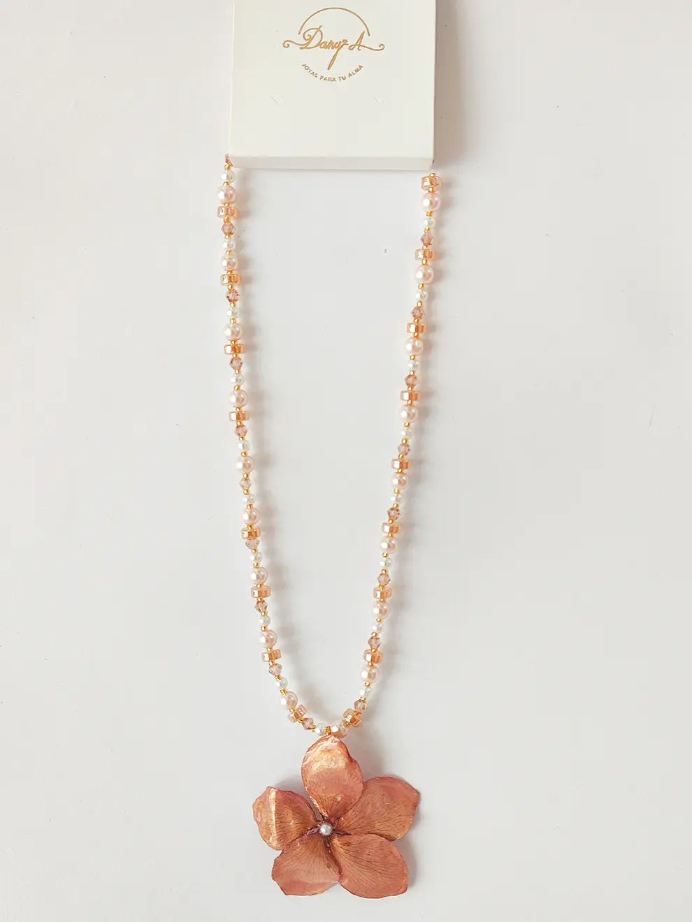 Equilibrio Floral – Collar de perlas con flor natural