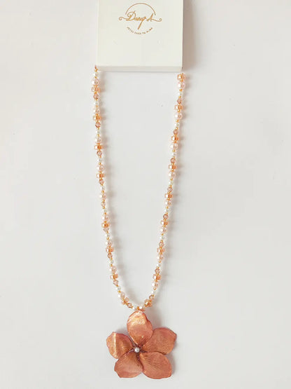 Equilibrio Floral – Collar de perlas con flor natural