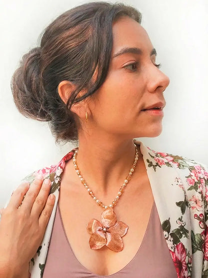 Equilibrio Floral – Collar de perlas con flor natural