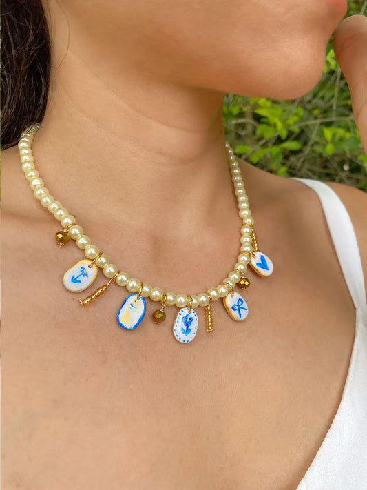 Mediterráneo Chic - Collar de perlas con dijes pintados a mano