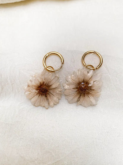 Luz de Campo Beige– Aretes flor natural sellada en resina