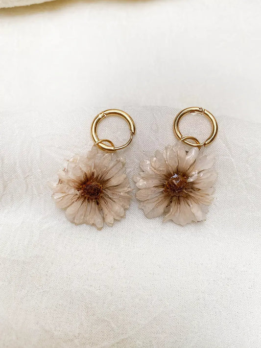 Luz de Campo Beige– Aretes flor natural sellada en resina