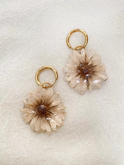Luz de Campo Beige– Aretes flor natural sellada en resina