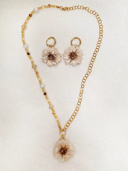 Luz de Campo Beige– Aretes flor natural sellada en resina