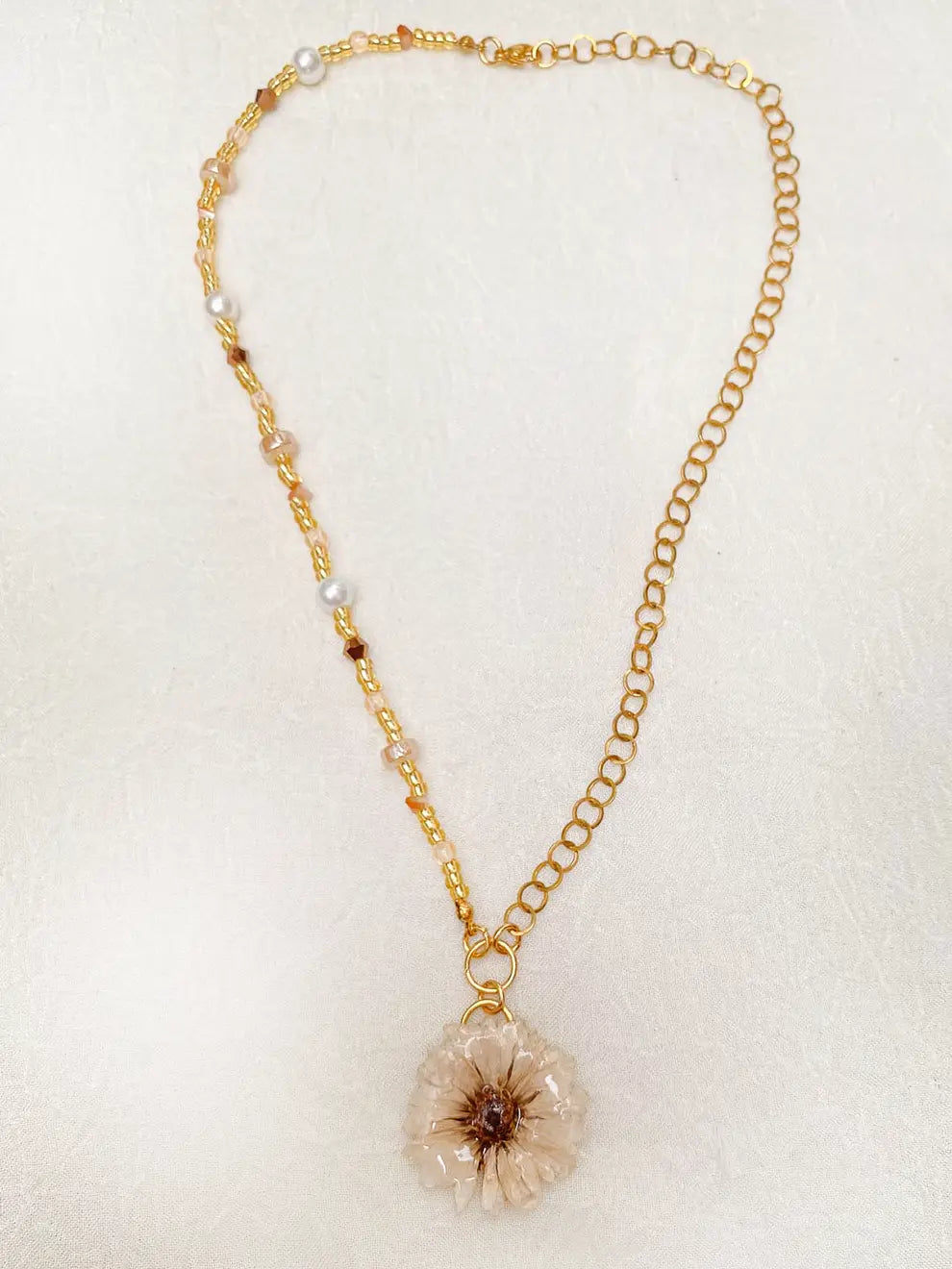 Luz de Campo Beige – Collar flor natural sellada en resina