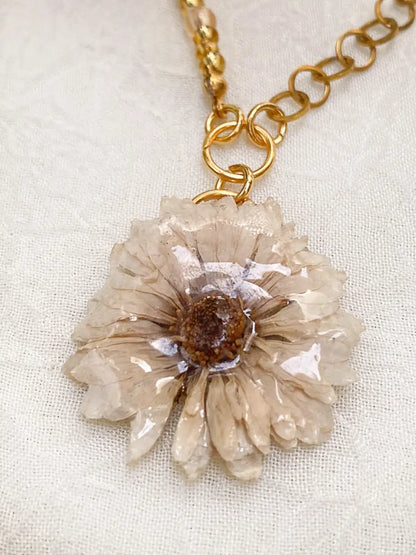 Luz de Campo Beige – Collar flor natural sellada en resina