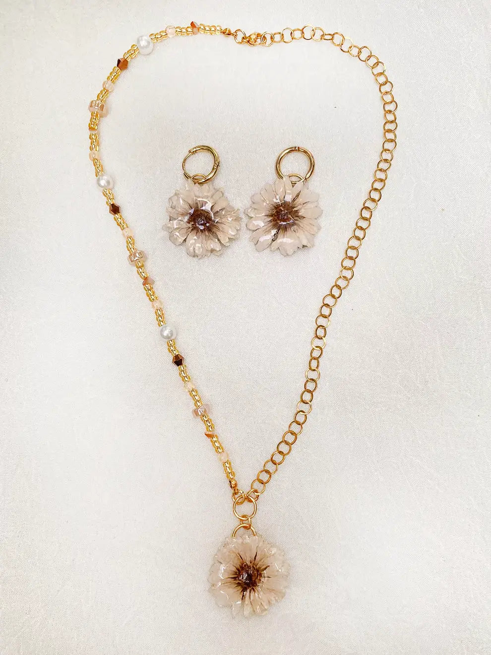 Luz de Campo Beige – Collar flor natural sellada en resina