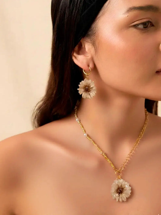 Luz de Campo Beige – Collar flor natural sellada en resina