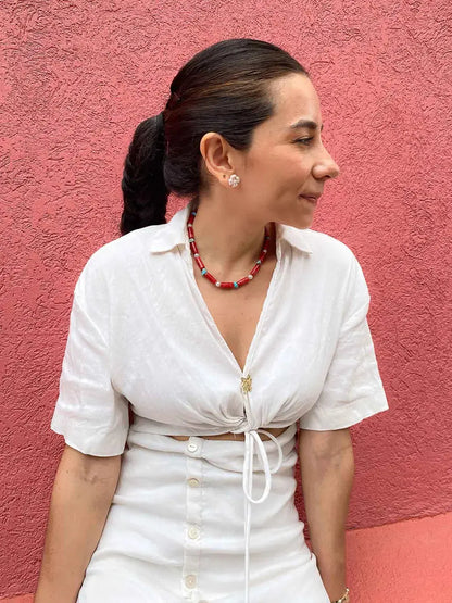 Brisa Roja – Collar corto con cuentas de coral y acentos turquesa