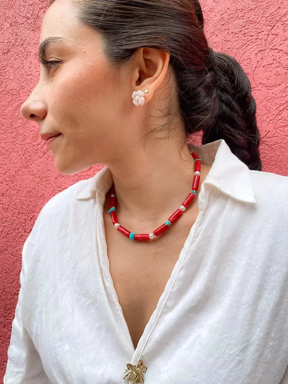 Brisa Roja – Collar corto con cuentas de coral y acentos turquesa