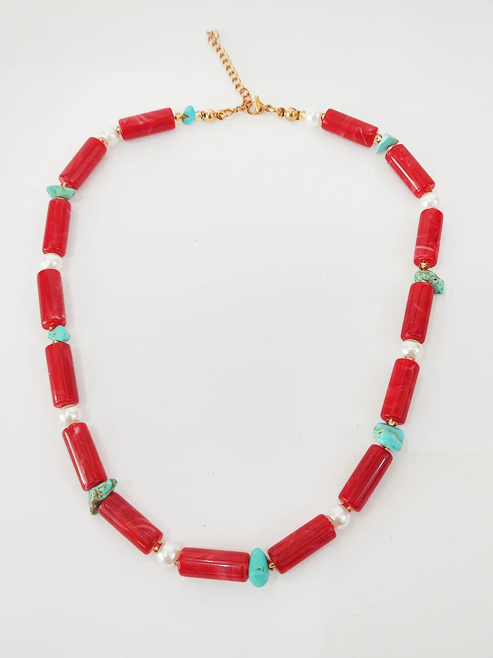 Brisa Roja – Collar corto con cuentas de coral y acentos turquesa