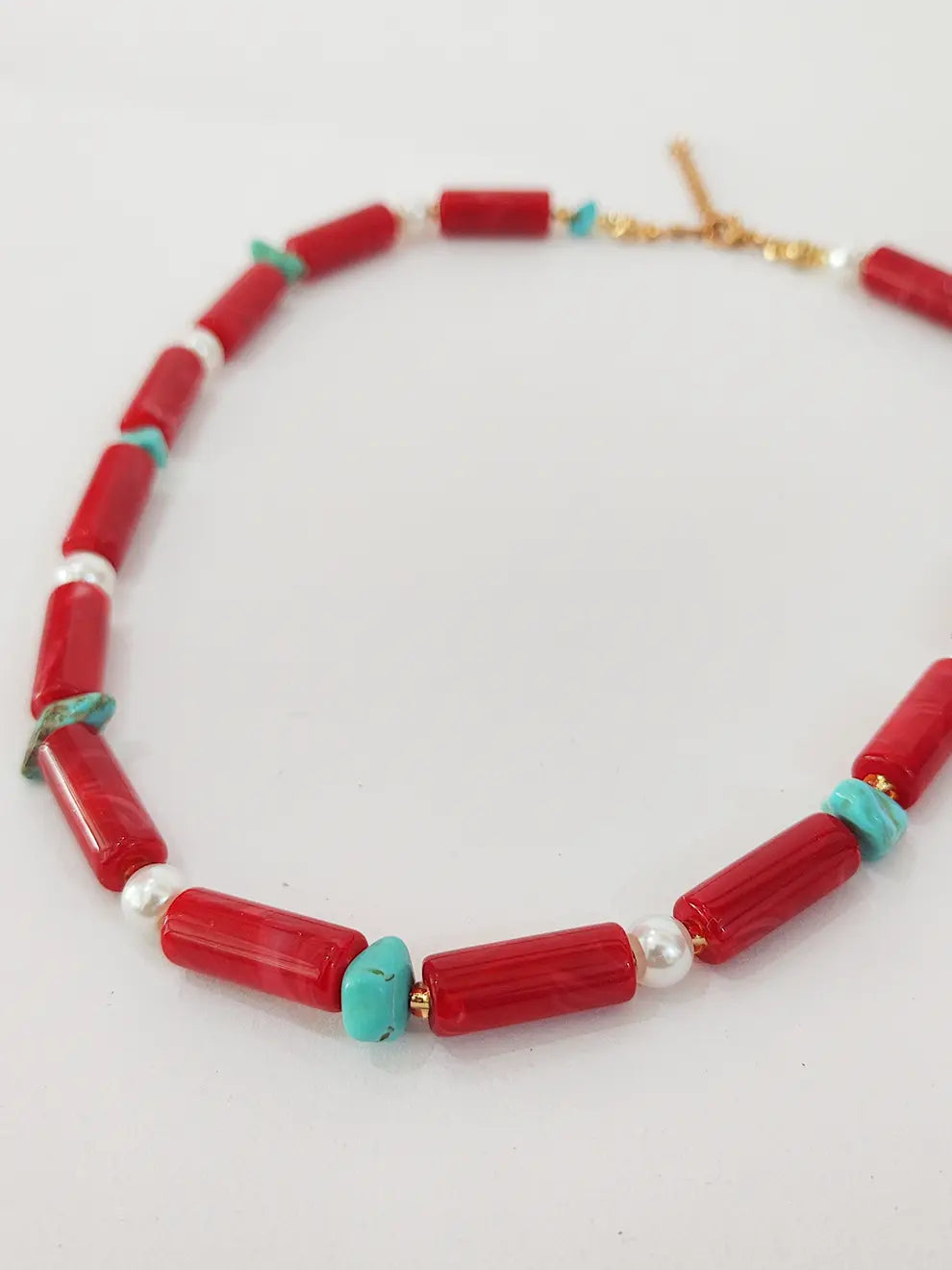 Brisa Roja – Collar corto con cuentas de coral y acentos turquesa