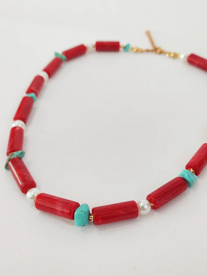 Brisa Roja – Collar corto con cuentas de coral y acentos turquesa