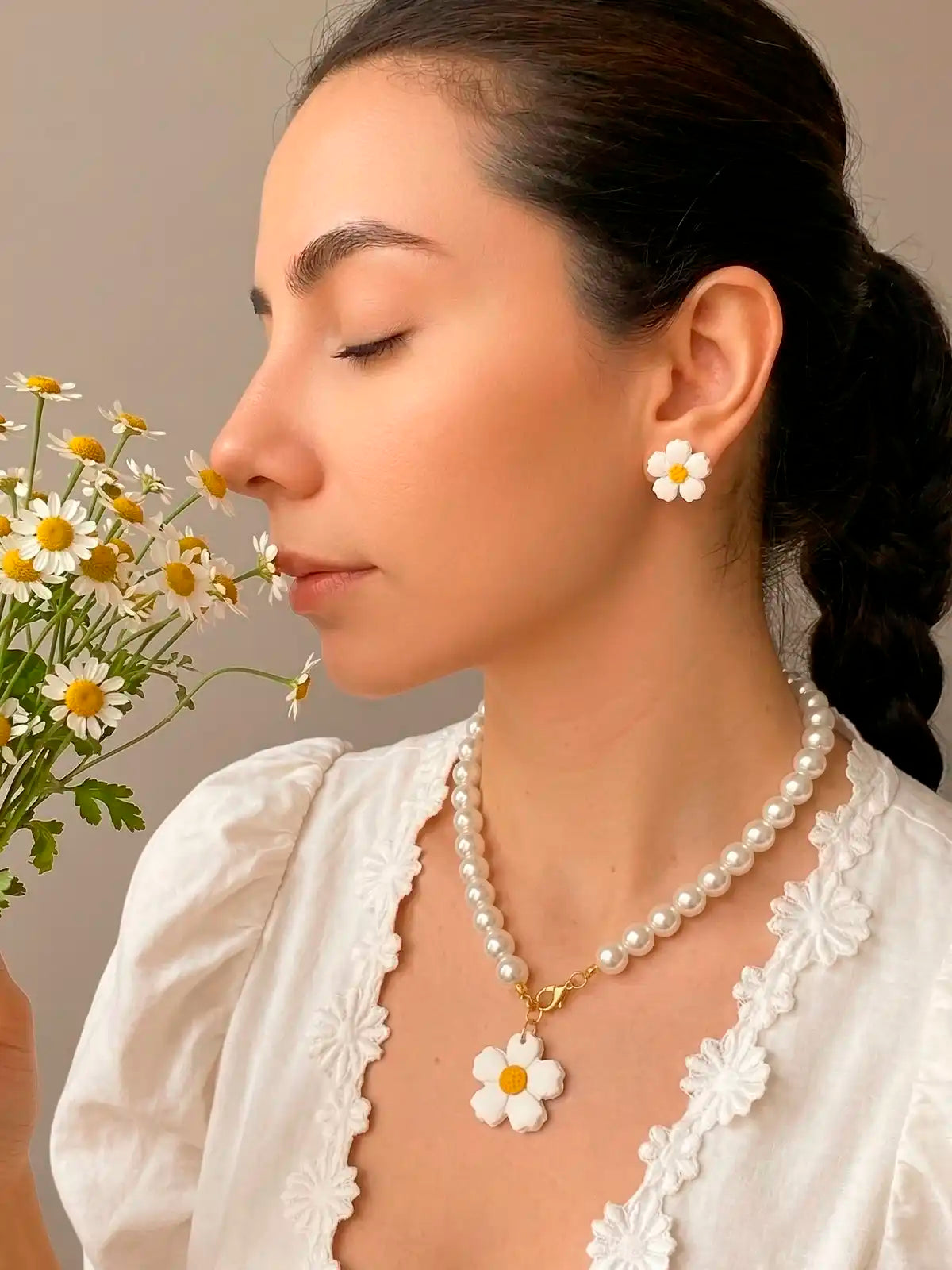 Toque de Primavera – Set Collar y aretes de  margarita en arcilla polimérica