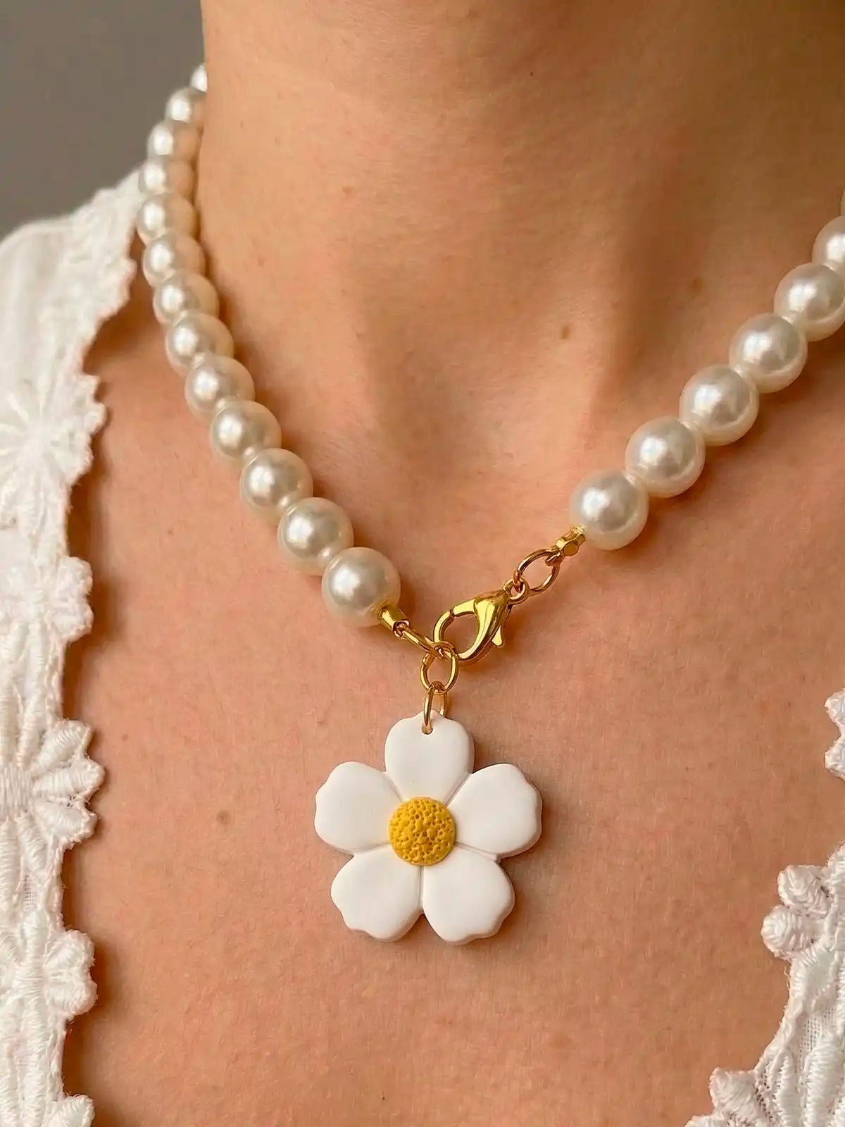 Toque de Primavera – Set Collar y aretes de  margarita en arcilla polimérica