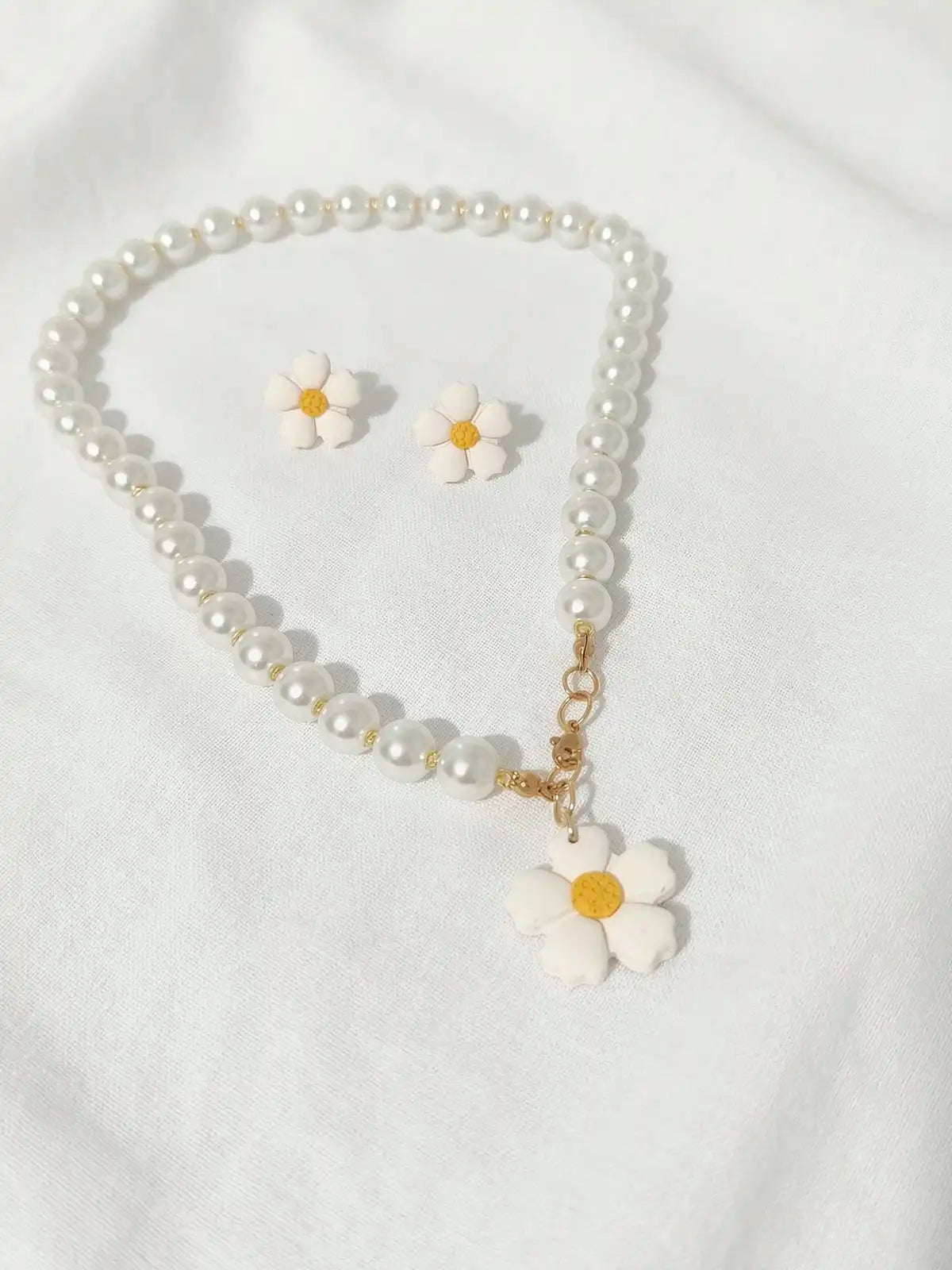 Toque de Primavera – Set Collar y aretes de  margarita en arcilla polimérica