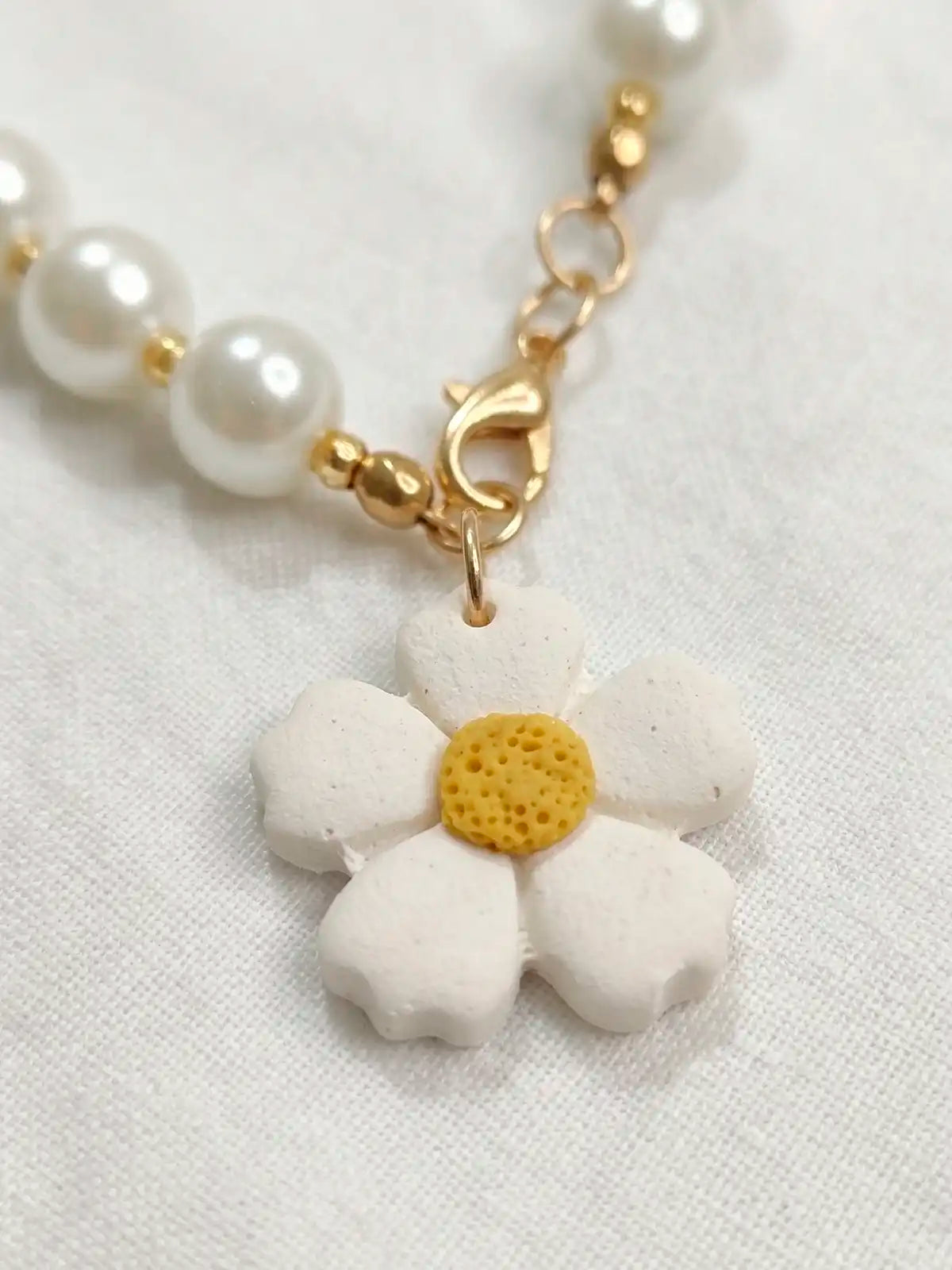 Toque de Primavera – Set Collar y aretes de  margarita en arcilla polimérica