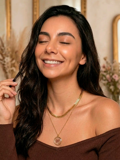 Flor en Calma – Collar doble delicado con flor en resina