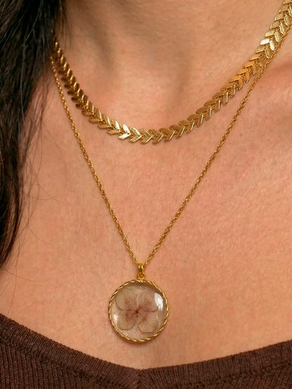 Flor en Calma – Collar doble delicado con flor en resina