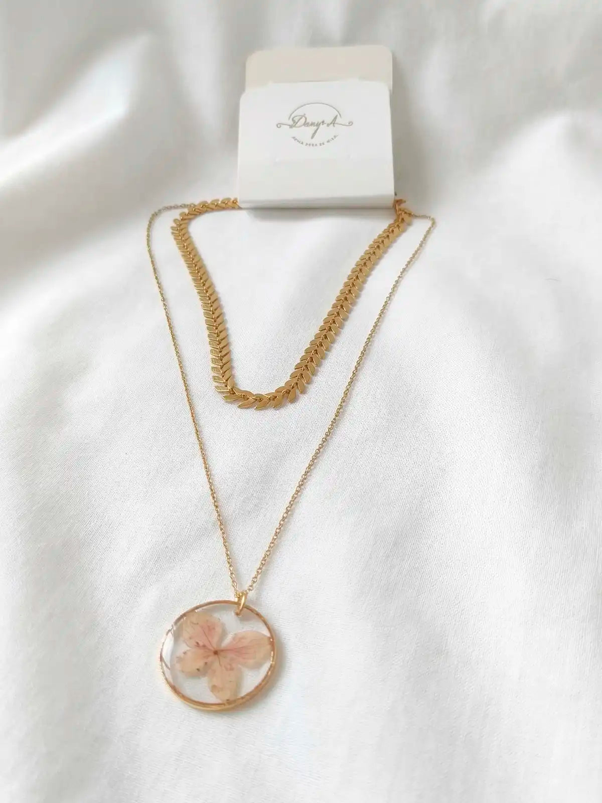 Flor en Calma – Collar doble delicado con flor en resina