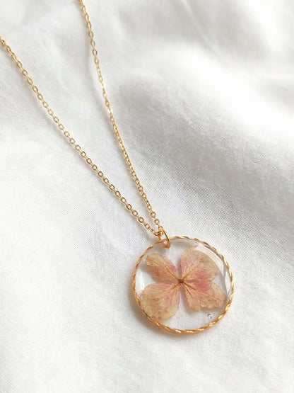 Flor en Calma – Collar doble delicado con flor en resina
