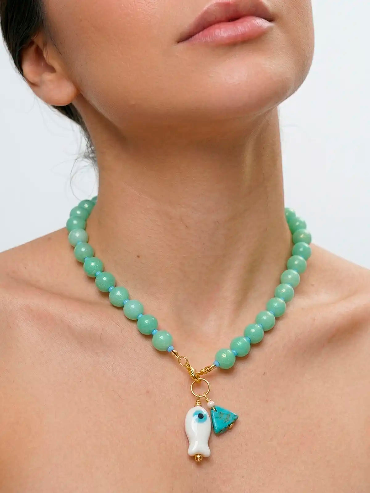 Verde Sereno – Collar artesanal de cuentas con dije pez y charm azul