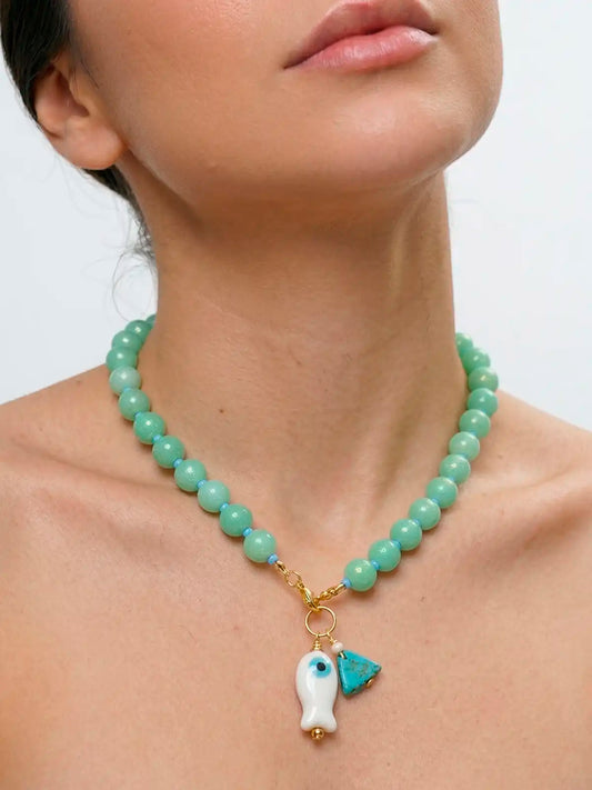 Verde Sereno – Collar artesanal de cuentas con dije pez y charm azul