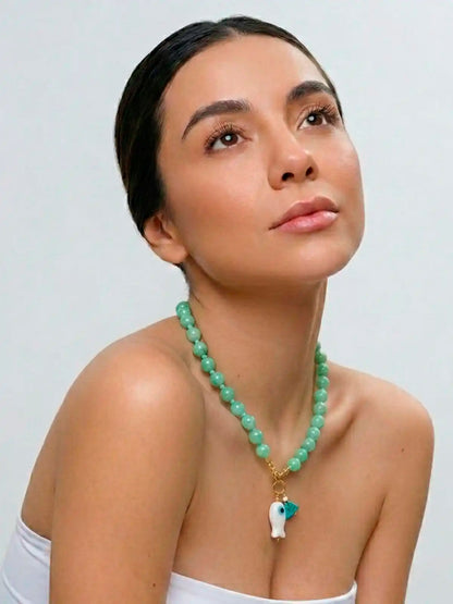 Verde Sereno – Collar artesanal de cuentas con dije pez y charm azul