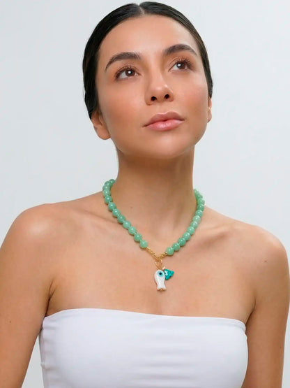 Verde Sereno – Collar artesanal de cuentas con dije pez y charm azul