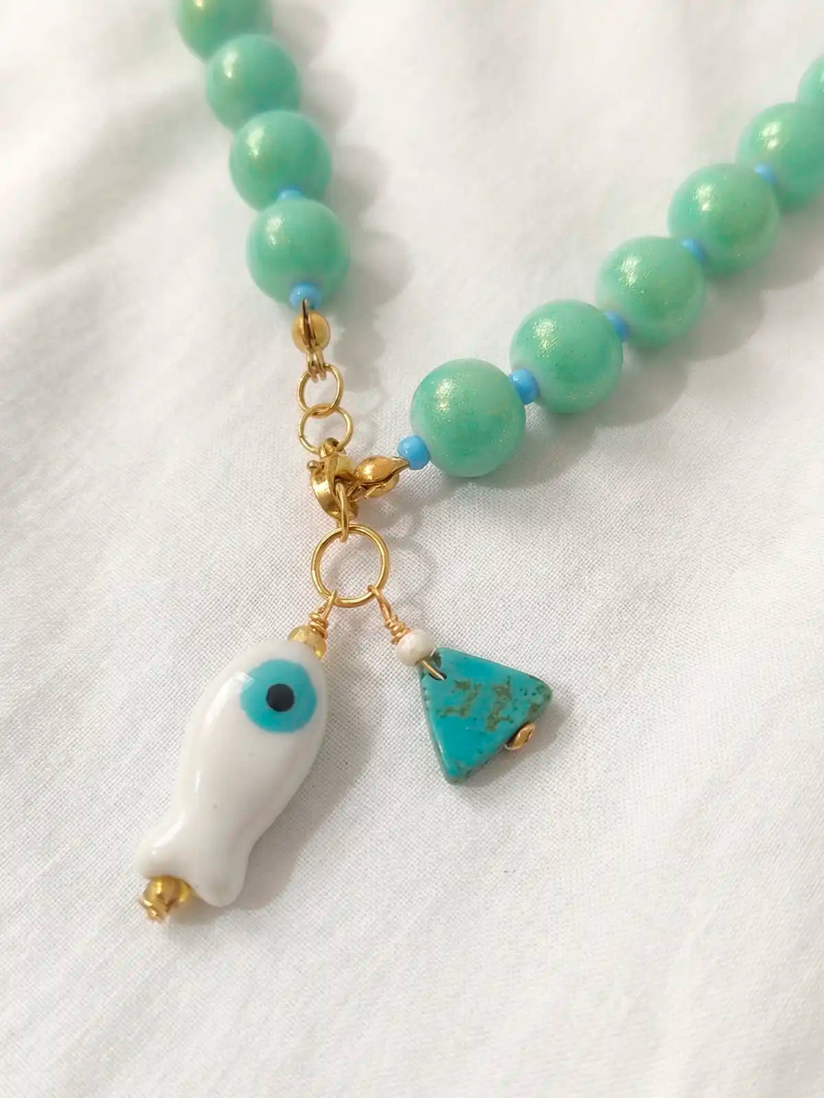 Verde Sereno – Collar artesanal de cuentas con dije pez y charm azul