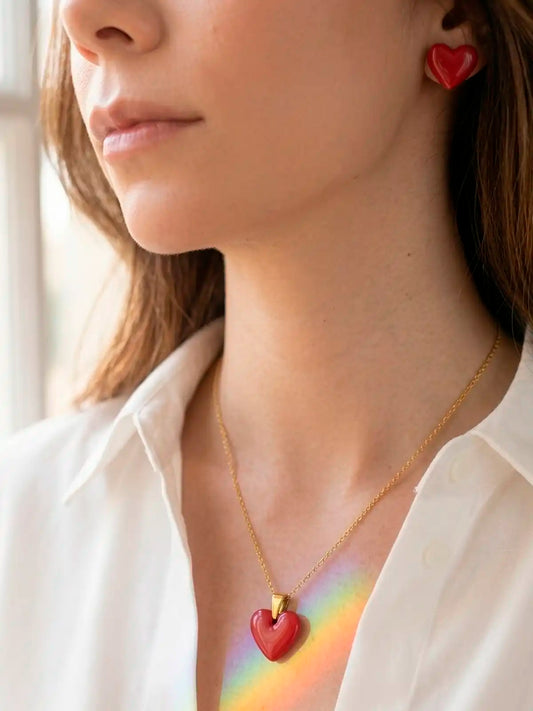 Latido Suave – Set de collar + aretes corazón en arcilla polimérica con resina