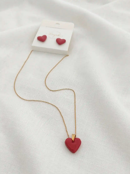 Latido Suave – Set de collar + aretes corazón en arcilla polimérica con resina