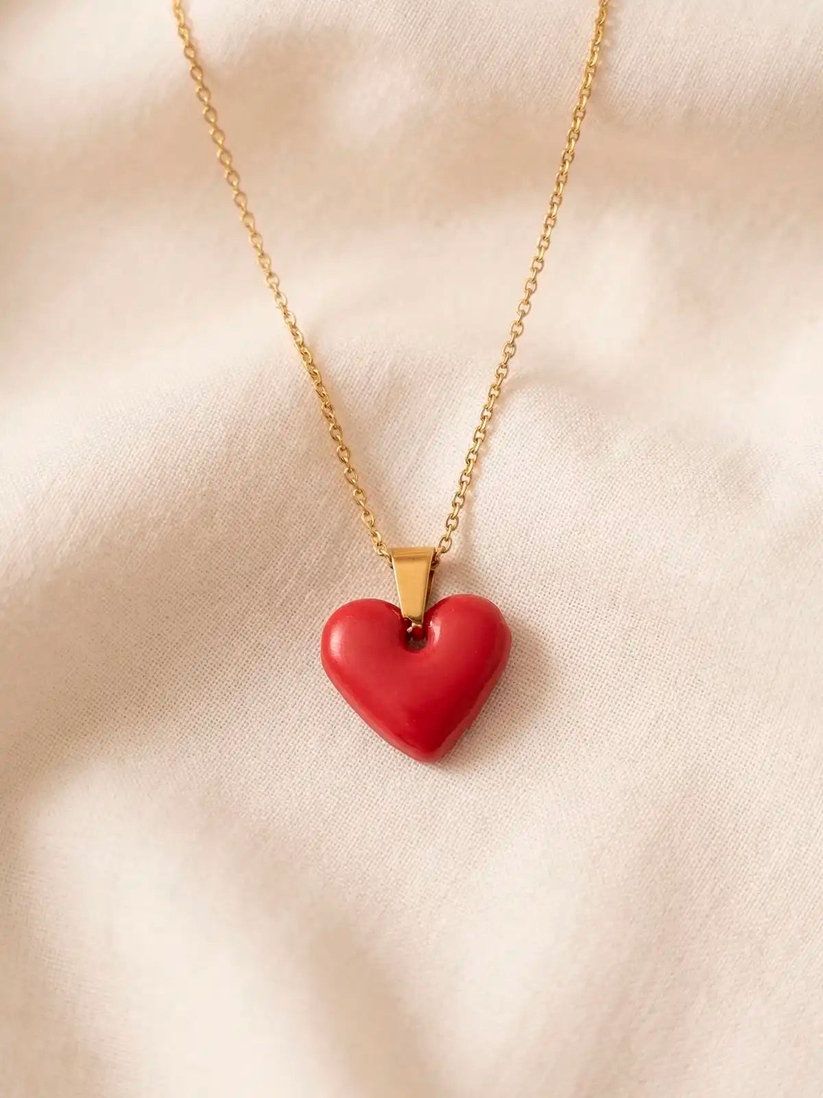 Latido Suave – Set de collar + aretes corazón en arcilla polimérica con resina