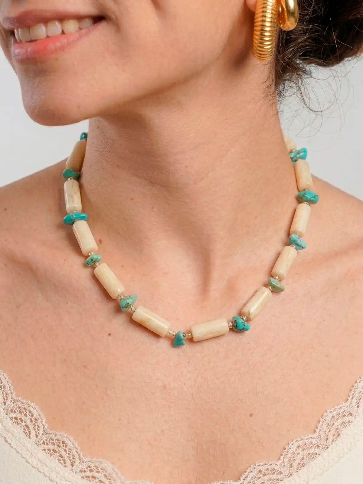 Arena Turquesa – Collar geométrico marfil con acentos turquesa