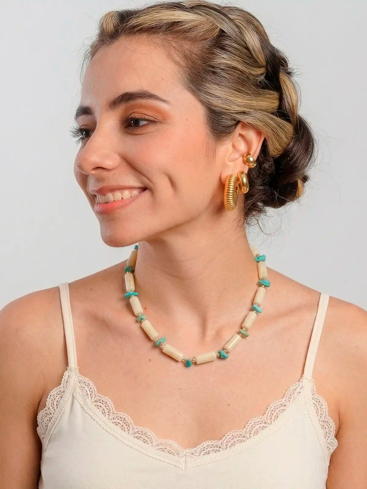 Arena Turquesa – Collar geométrico marfil con acentos turquesa