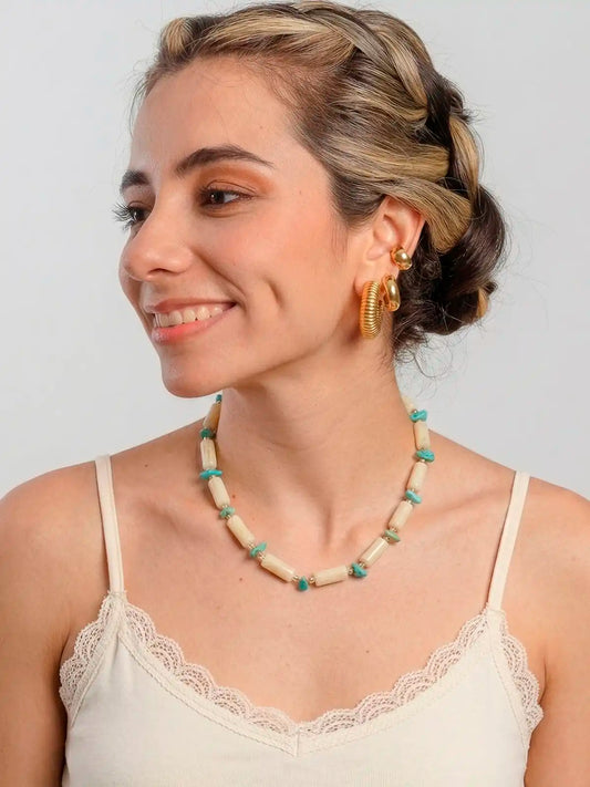 Arena Turquesa – Collar geométrico marfil con acentos turquesa