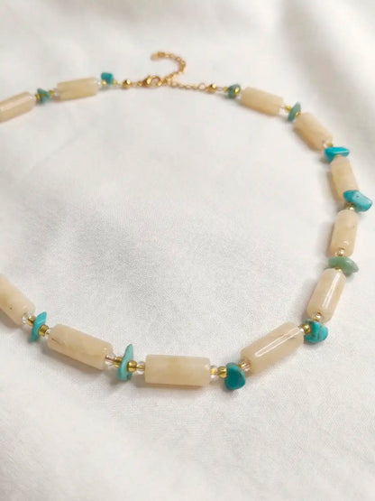 Arena Turquesa – Collar geométrico marfil con acentos turquesa