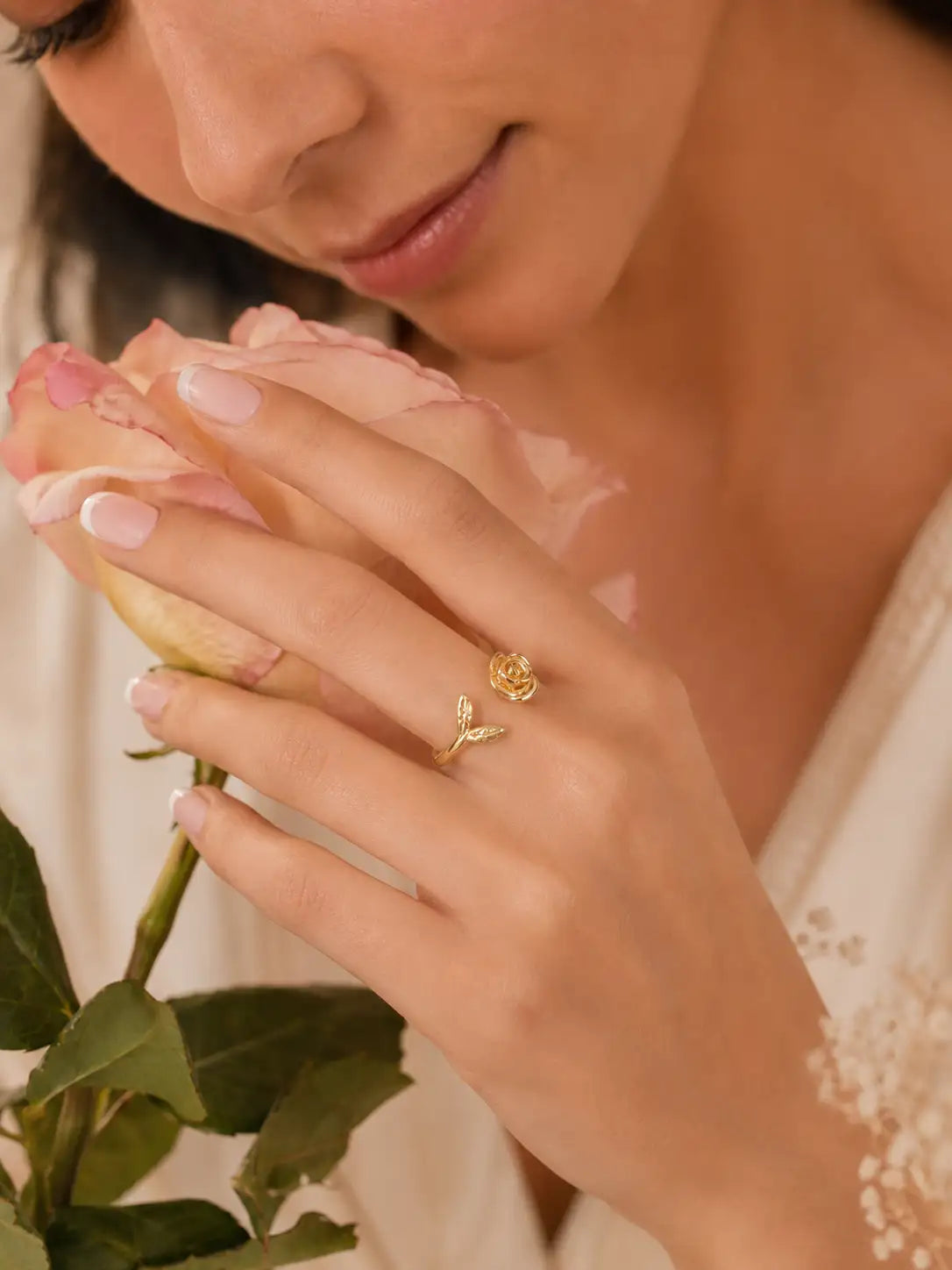 Rosal Encantado – Anillo ajustable en acero inoxidable dorado